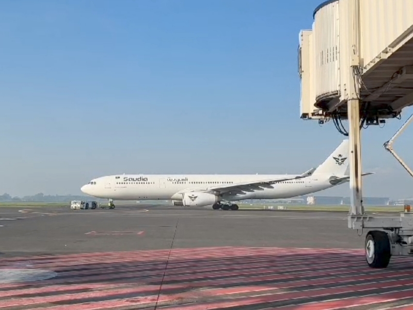 KEMBALI LAYANI: Pada pelaksanaan haji 2025 Embarkasi Surabaya akan menggunakan pesawat Saudi Arabia Airlines untuk menerbangkan jemaah ke tanah suci yang akan dimulai 2 Mei mendatang.