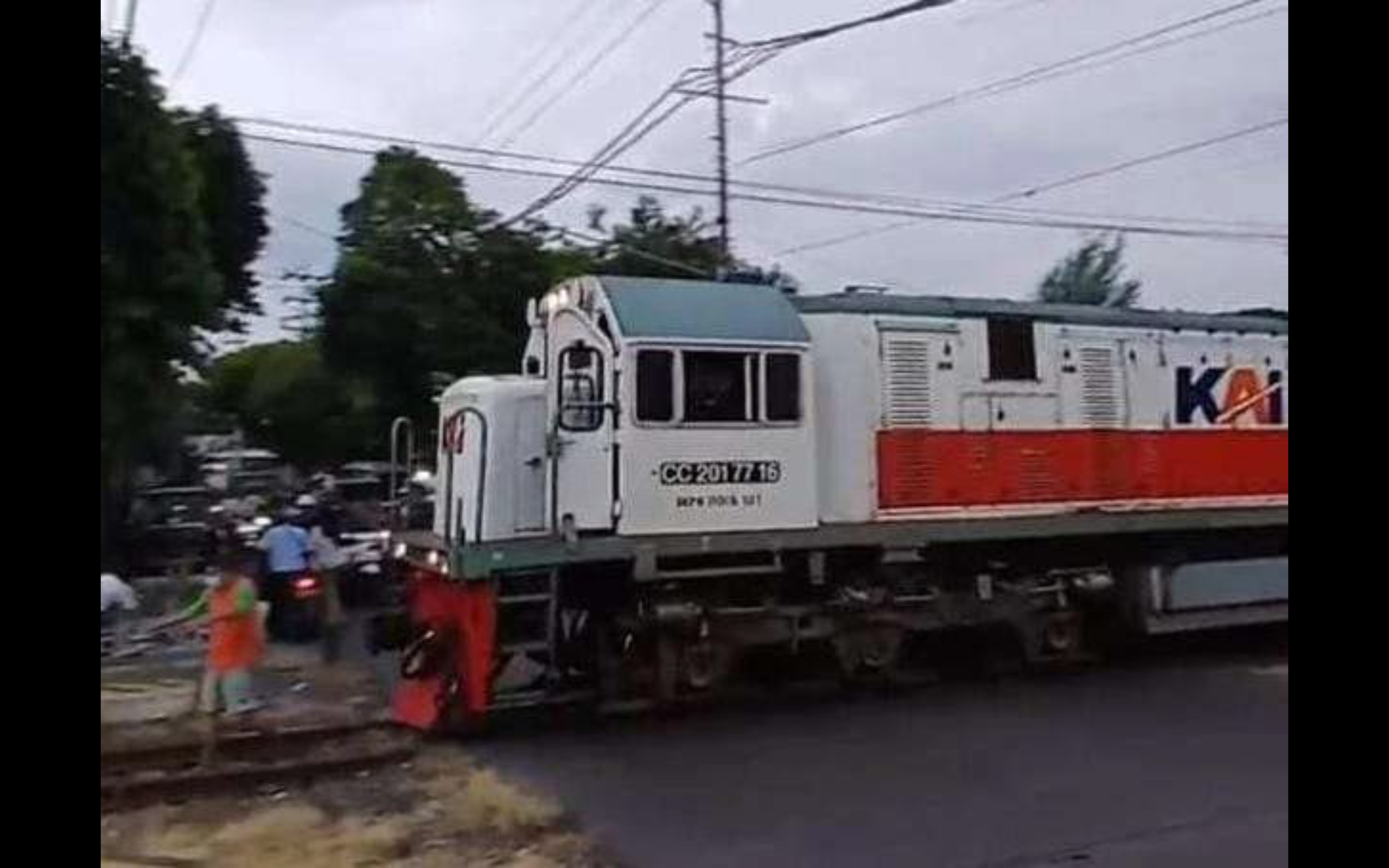 Tragis : Rekaman detik-detik seorang warga tertabrak kereta api viral di media sosial.