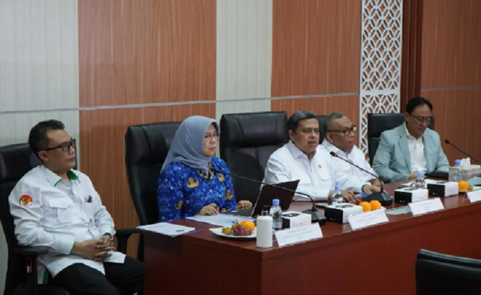 KOMUNIKASI: Kepala BPJPH Ahmad Haikal Hasan menjelaskan mengenai temuan sembilan produk olahan yang terdeteksi mengandung babi.