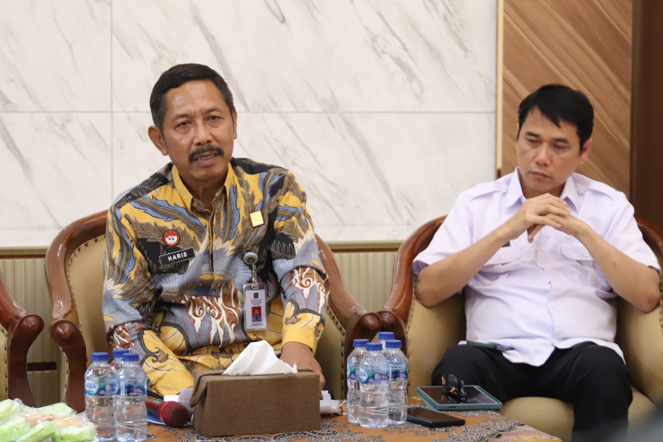 EVALUASI: Kakanwil Kemenkum Jatim Haris Sukamto (kiri) menjelaskan proses harmonisasi rancangan produk hukum daerah. (SURYANTO/RADAR SURABAYA)