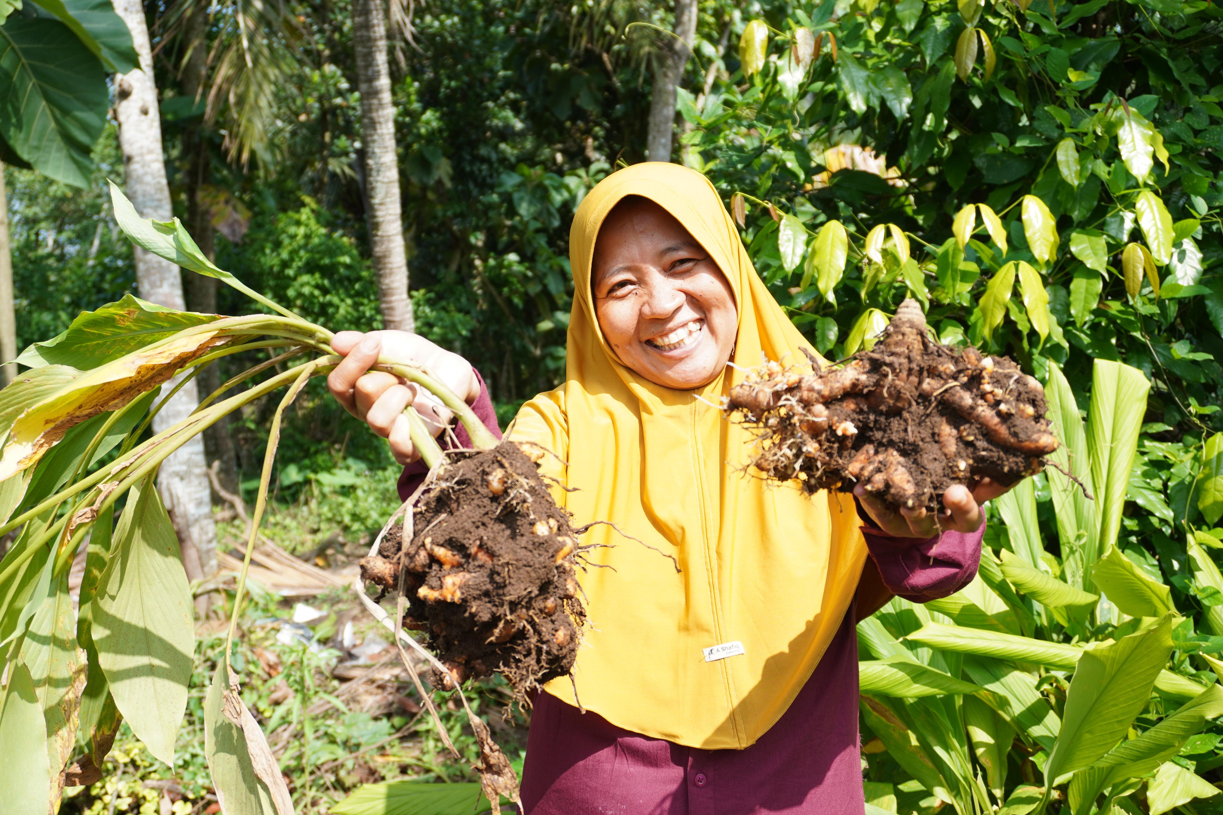 DIDAMPINGI PNM MEKAAR: Siti Rofiah, pengusaha jamu asal Desa Tembalang, Kabupaten Blitar berhasil menggerakkan roda ekonomi lokal dan menginspirasi puluhan perempuan di sekitarnya.