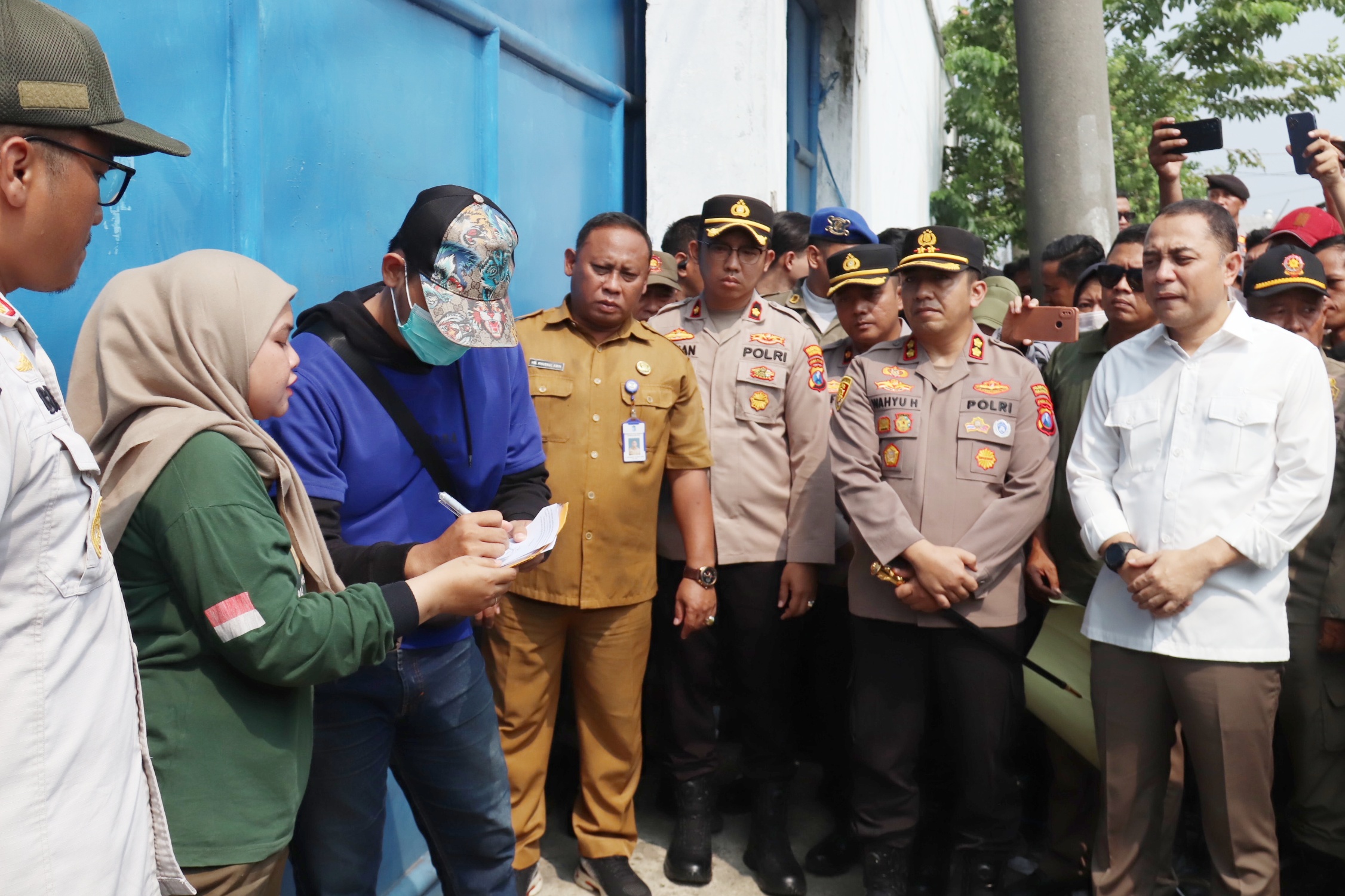 Wali Kota Surabaya Eri Cahyadi bersama Kapolres Pelabuhan Tanjung Perak AKBP Wahyu Hidayat menyaksikan penyegelan gudang CV Sentoso Seal di pergudangan Margomulyo, Surabaya.