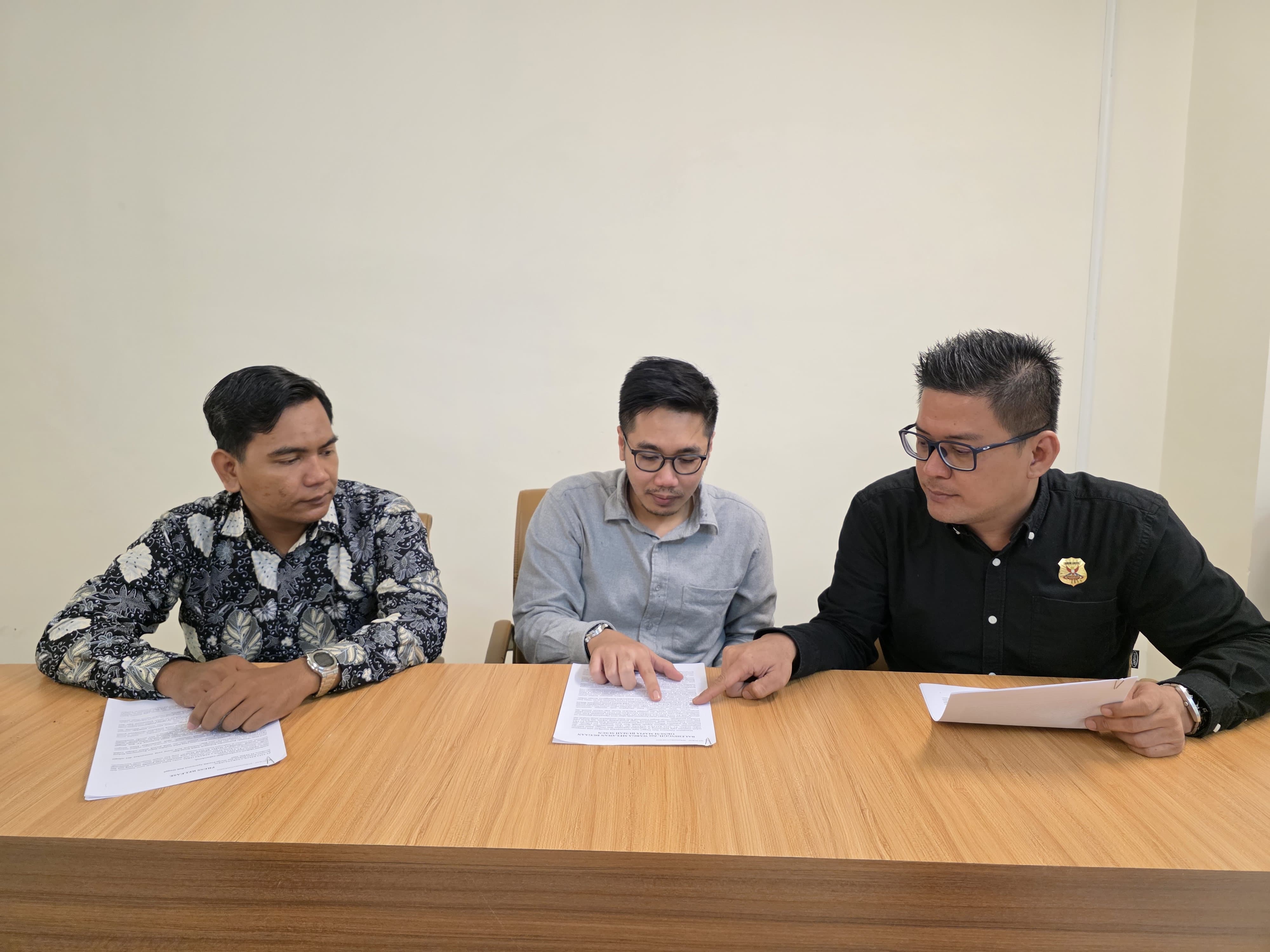 Pengelola Apartemen Balehinggil Direktur PT Tata Kelola Sarana Emeraldo Muhammad Elsyaputera (tengah) didampingi dua kuasa hukumnya saat menjelaskan mengenai polemik fasilitas dasar di Balehinggil.