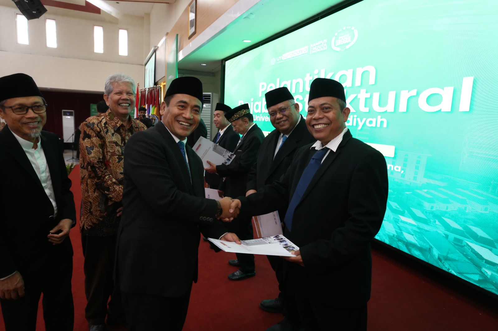 KHIDMAT: Sebanyak 136 pejabat struktural Universitas Muhammadiyah (UM) Surabaya resmi dilantik.