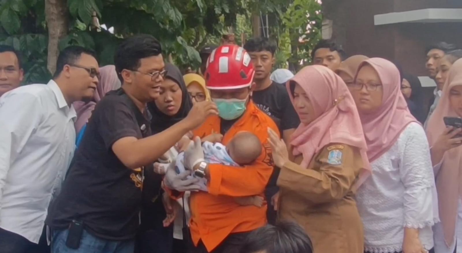 DRAMATIS : Bayi tersebut berada di dalam mobil Avanza yang terbalik di Jalan Kusuma Bangsa, Surabaya. Bayi dan penumpang lainnya selamat. (IST/RADAR SURABAYA)