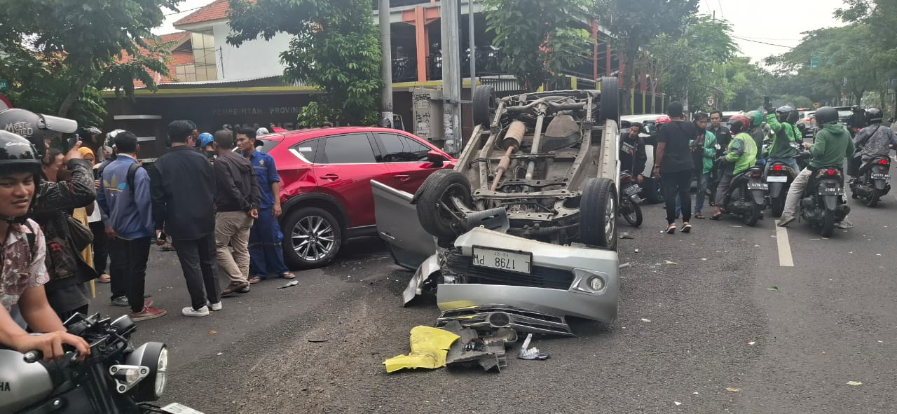 SELAMAT : Mobil Avanza yang terbalik di Jalan Kusuma Bangsa, Surabaya, sebelum dievakuasi.(GUNTUR IRIANTO/RADAR SURABAYA)  &nbsp;