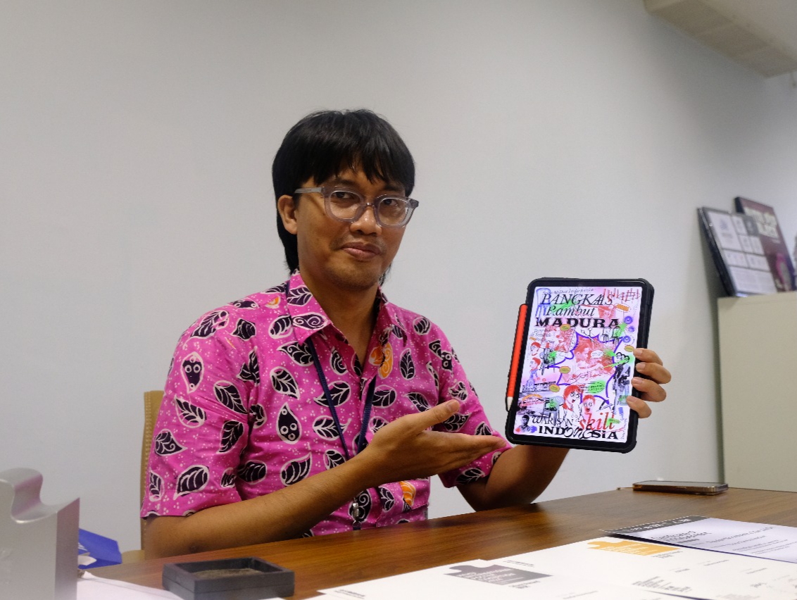 LUAR BIASA: Naufan Noordyanto saat memperlihatkan desain poster cukur rambut yang telah diakui dunia melalui penghargaan yang diraih di Korea Selatan dan China.