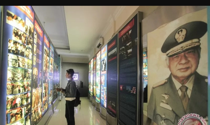Foto besar mantan Presiden Soeharto di sebuah gedung di Jakarta. (IST)