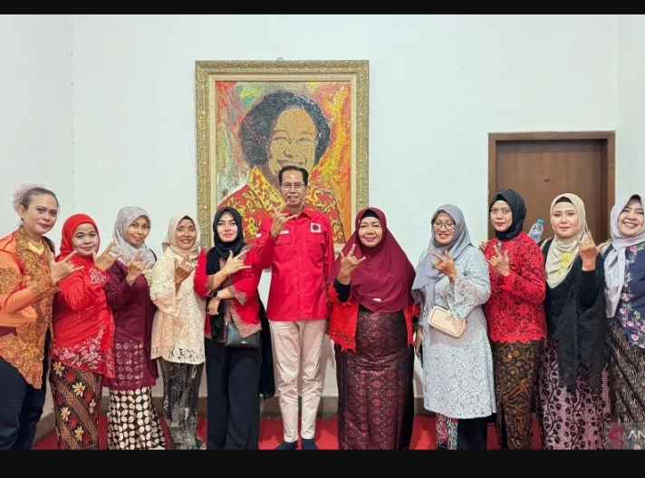 Komunitas Sarinah bersama Ketua DPRD Surabaya Adi Sutarwijono memeriahkan Hari Kartini. (IST)