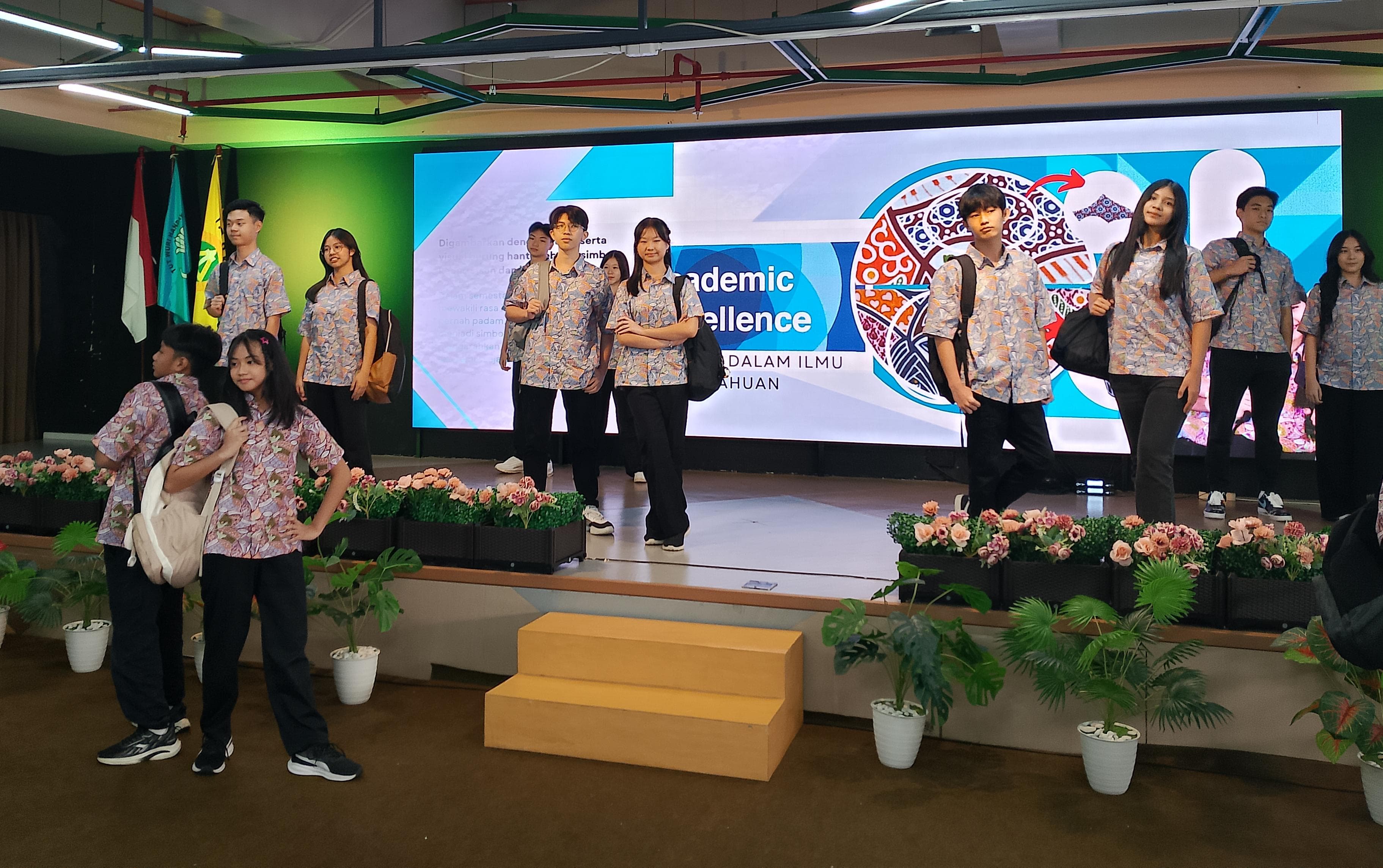 PENUH MAKNA DAN FILOSOFI: Peluncuran seragam batik baru yang menggambarkan nilai-nilai pendidikan dalam rangkaian Hari Jadi ke-74 tahun PPPK Petra.