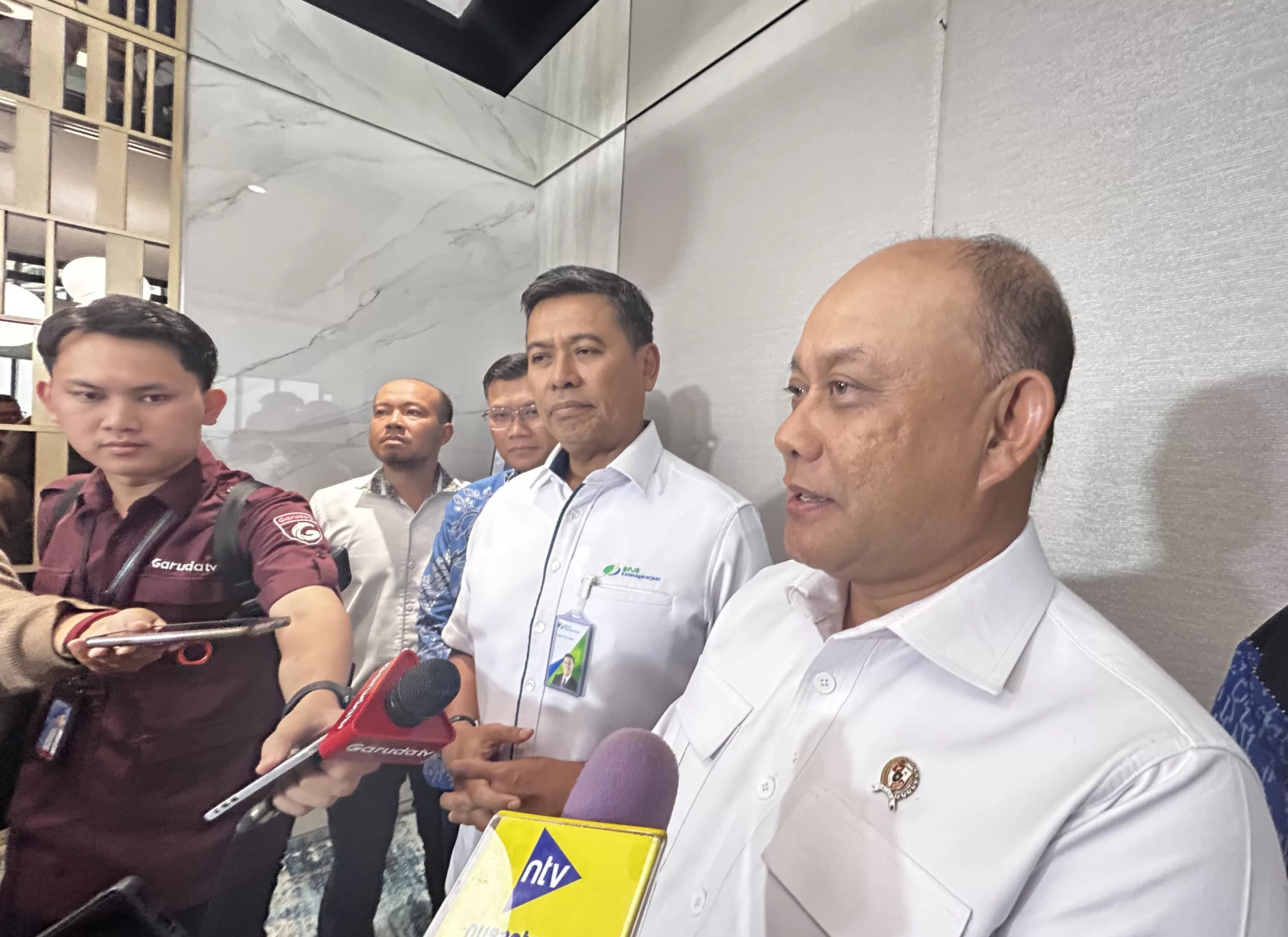 SEPAKAT : Kepala BGN Dadan (kanan) dan Dirut BPJS Ketenagakerjaan Anggoro (dua dari kanan) usai penandatanganan nota kesepakatan untuk relawan MBG. (JPC/RADAR SURABAYA)