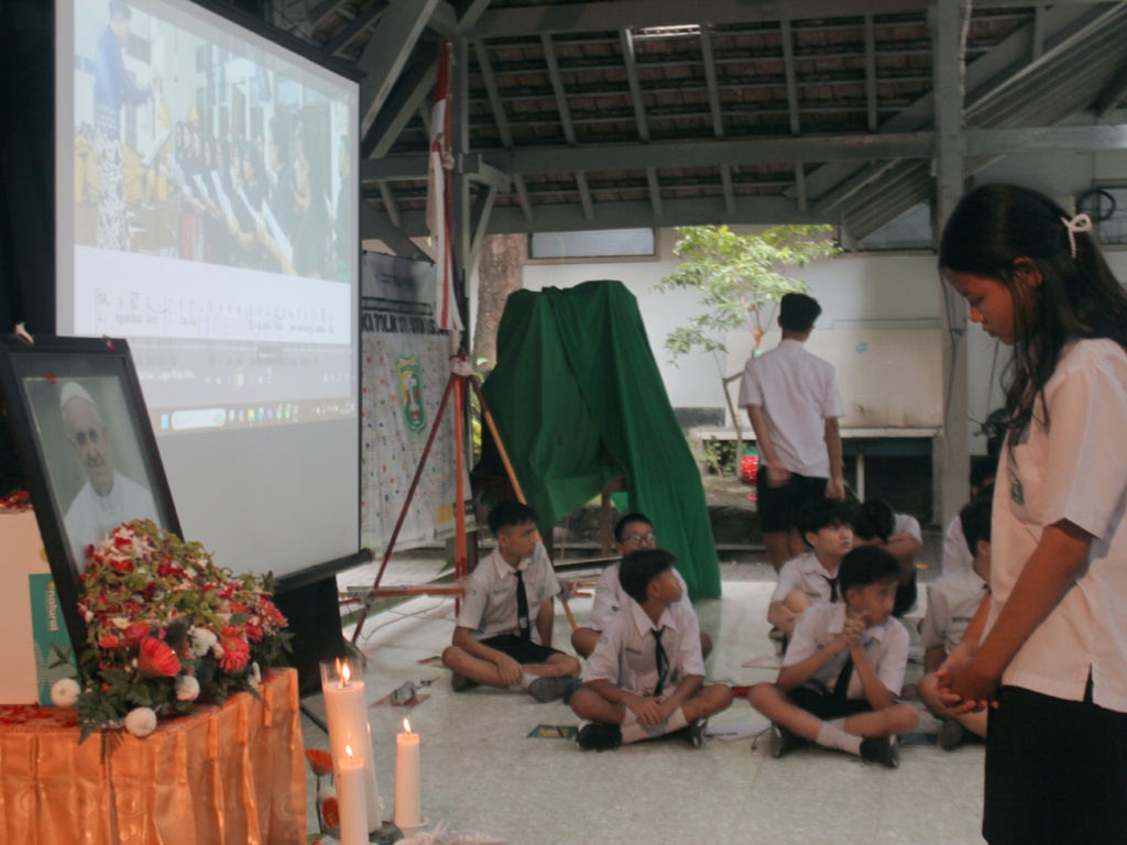 Murid-murid SMP Katolik Santo Stanislaus, Surabaya, memberikan penghormatan kepada Paus Fransiskus. (RAHMAT SUDRAJAT/RADAR SURABAYA)
