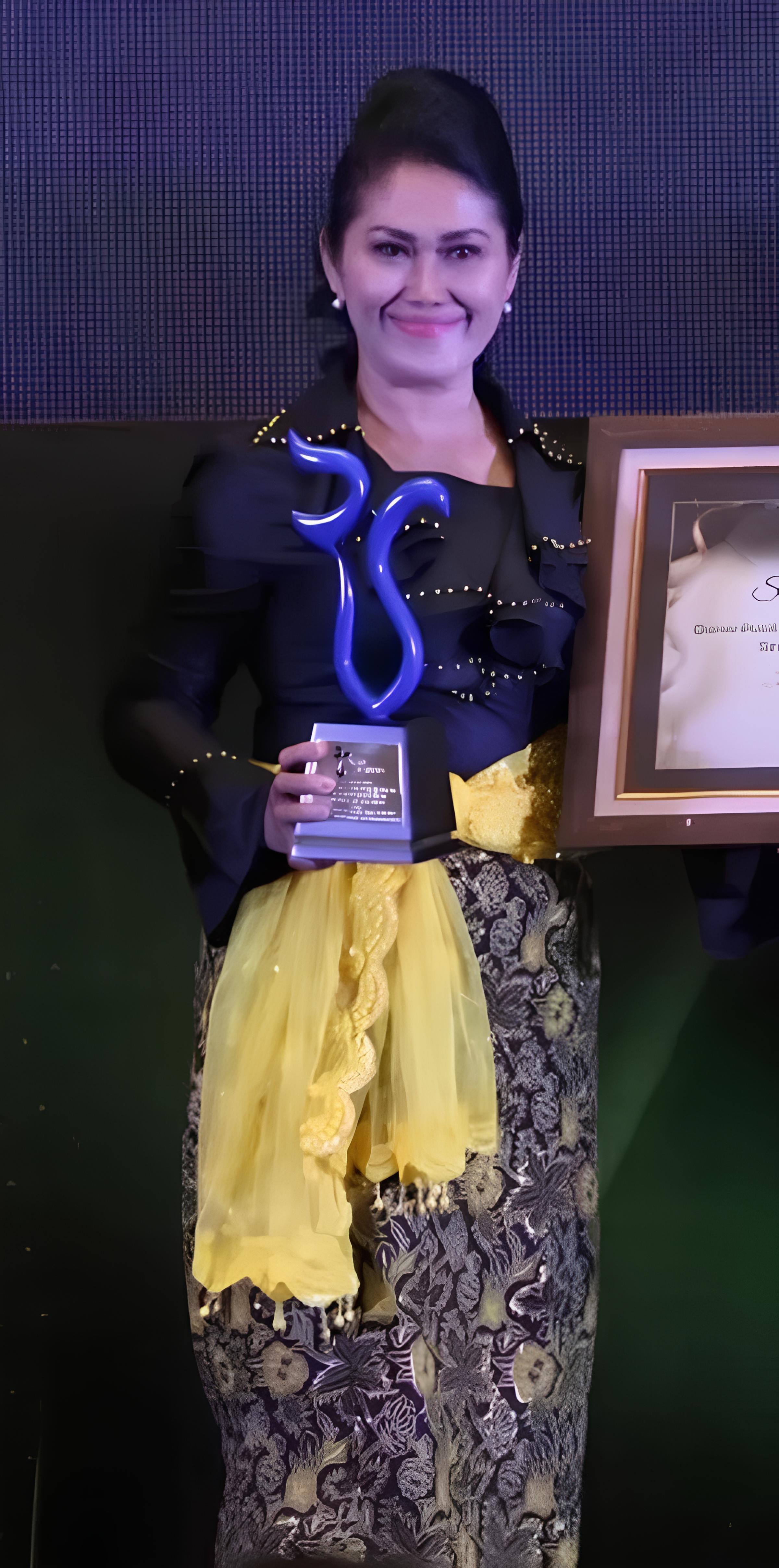 KREATIF DAN MEMBANGGAKAN: Sri Mulyani saat menerima penghargaan Radar Surabaya Award 2024.