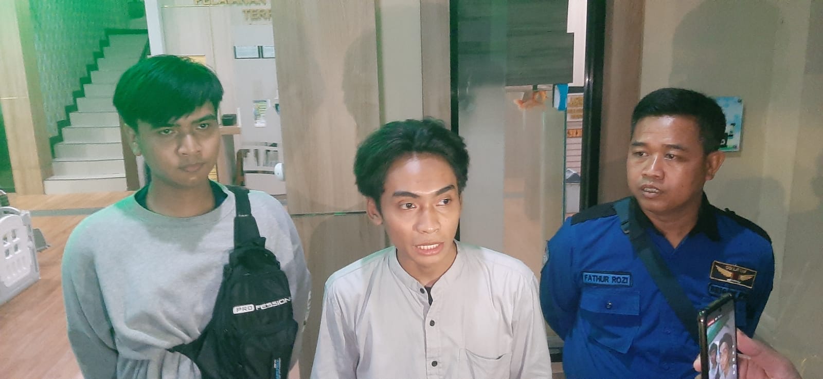 CERITA : Satrio (tengah) salah satu karyawan UD Sentoso Seal saat melapor ke Polda Jatim, Selasa (22/4) malam. (MAHRUS/RADAR SURABAYA)