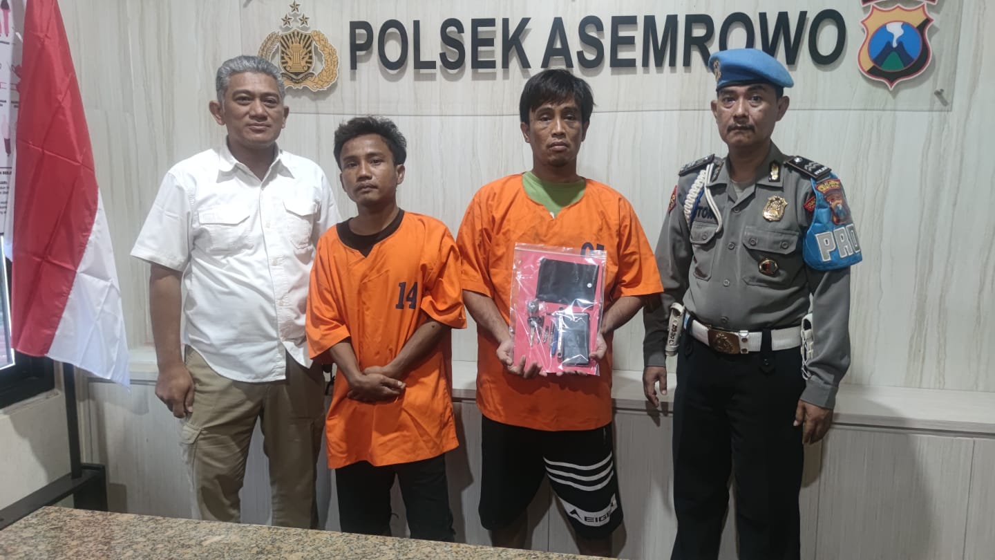 DIAMANKAN : Dua tersangka curanmor diamankan Polsek Asemrowo usai dihajar massa di Jalan Tambak Mayor, Surabaya. (IST/RADAR SURABAYA)