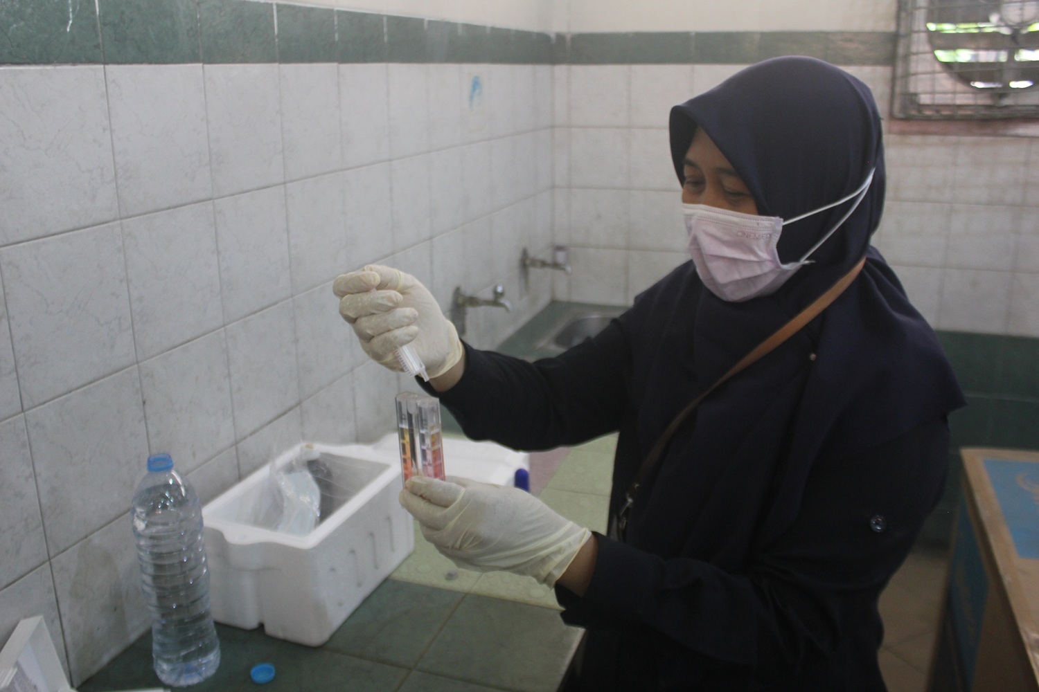 PERIKSA: Petugas melakukan pengecekan air di dapur Asrama Haji Surabaya untuk memastikan sterilisasi.