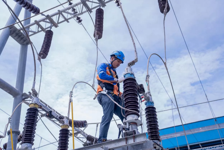 PERAWATAN: Salah satu petugas PLN melakukan perawatan jaringan untuk memastikan layanan berjalan baik hingga memuaskan pelanggan.