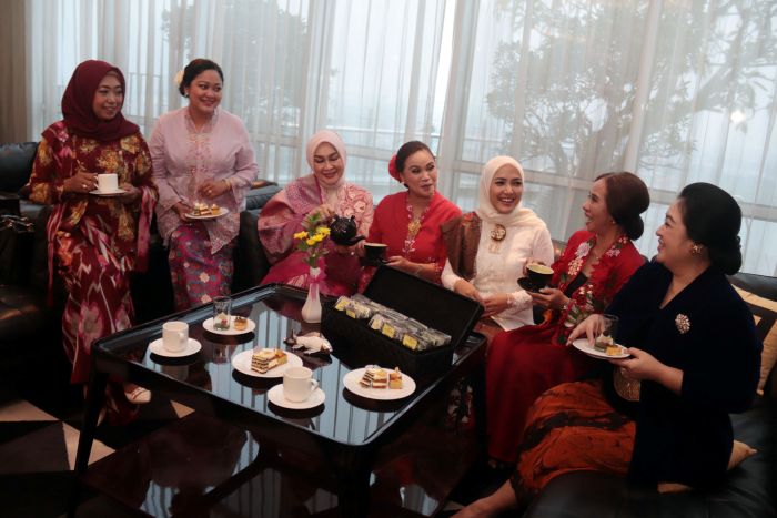 TEA MIXOLOGY: Sejumlah sosialita menikmati minuman teh dengan beberapa macam kue sebagai pasangannya, di Ciputra Hotel Surabaya. Tea Mixology saat ini menjadi tren di kalangan masyarakat.