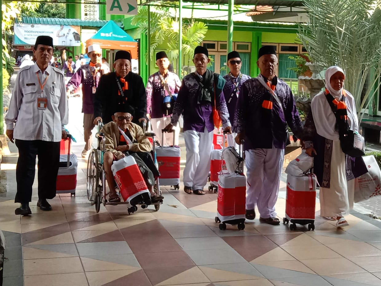 Jemaah haji pada musim haji 2024 saat berada di Asrama Haji Sukolilo Surabaya. Pada haji tahun 2025 jemaah haji akan masuk ke asrama haji 1 Mei dan berangkat ke Tanah Suci 2 Mei.