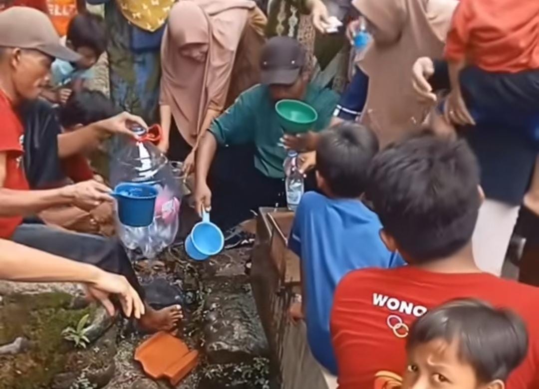 Penuh Sekak : Suasana warga yang berebut air ajaib.