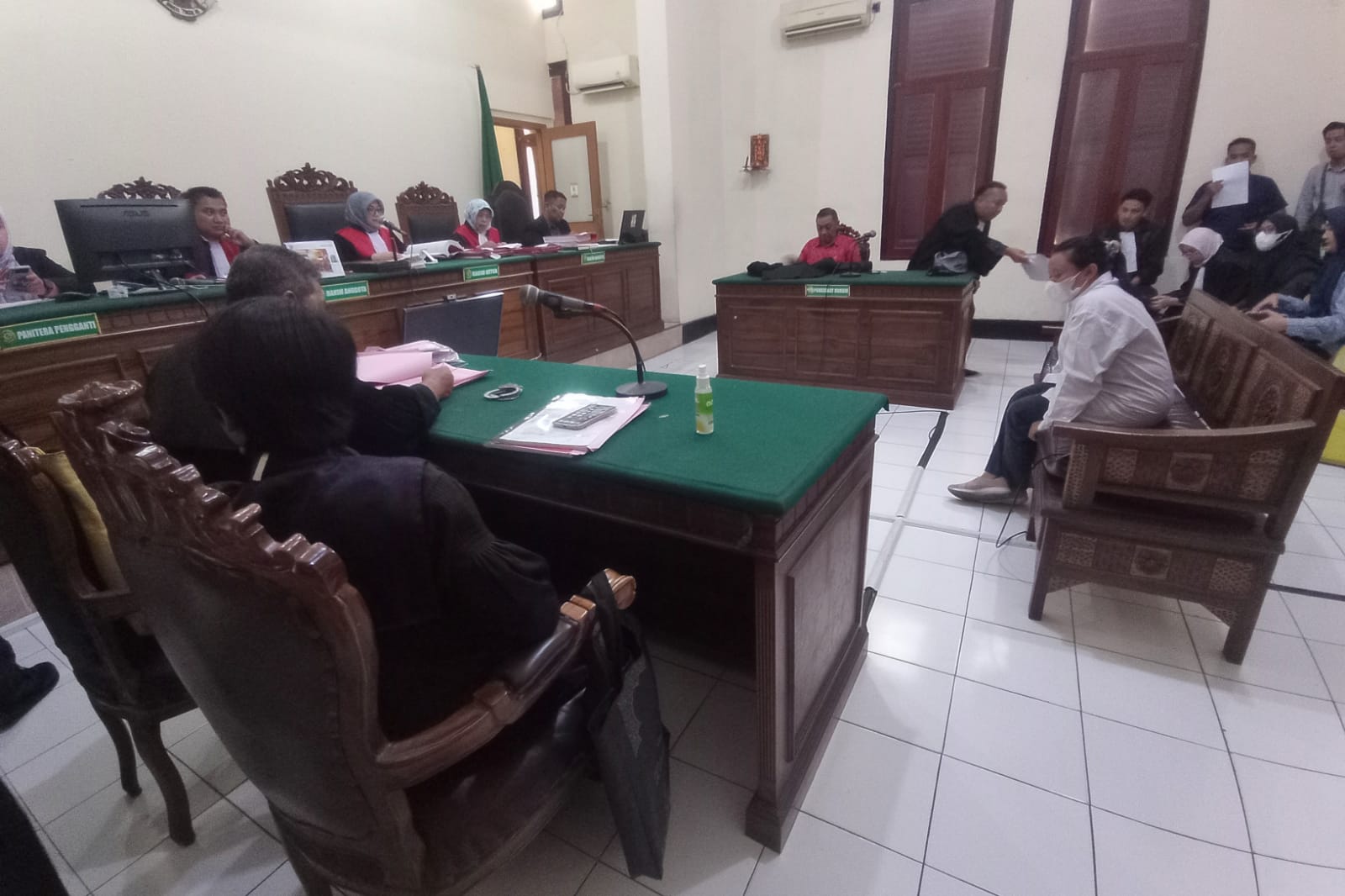 FOKUS : Terdakwa Elok Anggraeni saat mendengarkan amar tuntutan yang disampaikan JPU dalam sidang lanjutan perkara arian online fiktif di PN Surabaya. (SURYANTO/RADAR SURABAYA)
