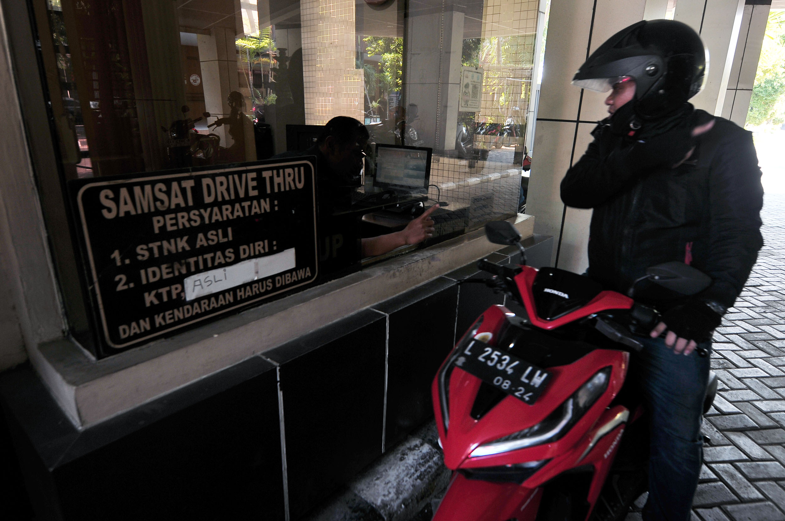 LAYANAN SAMSAT: Sejumlah wajib pajak melakukan pembayaran pajak kendaraan bermotor di kantor Samsat Manyar.&nbsp;