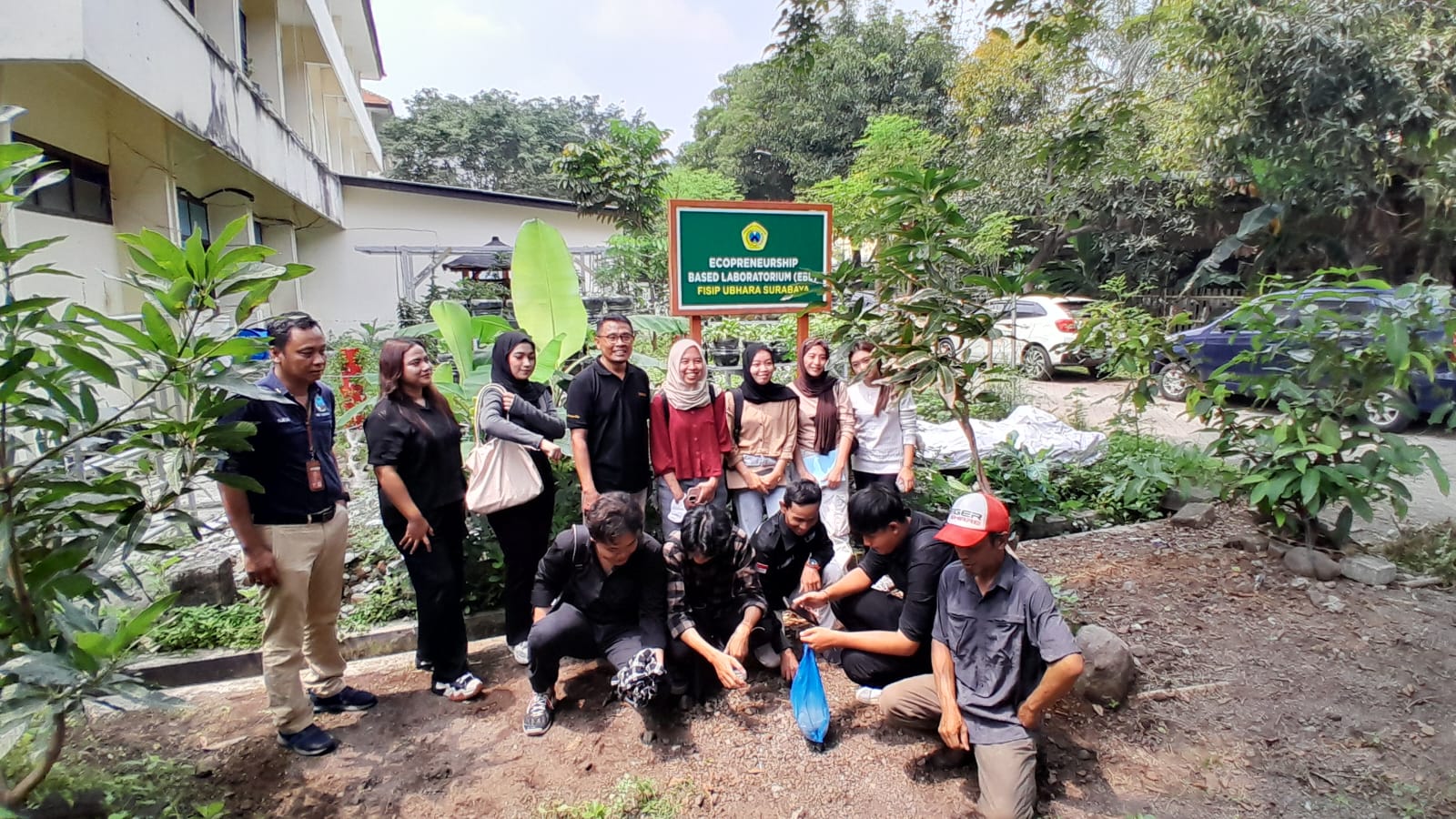 PEDULI LINGKUNGAN: Dalam rangka memperingati Hari Bumi, FK3I Korda Jawa Timur bersama FISIP UBHARA Surabaya dan BBKSDA Jatim menggelar Pelatihan Urban Farming pada Rabu (23/4).