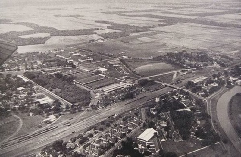 Sebuah foto udara Kawasan Surabaya yang masih terlihat hamparan sawah dan Perkebunan dengan pemukiman yang masih jarang.