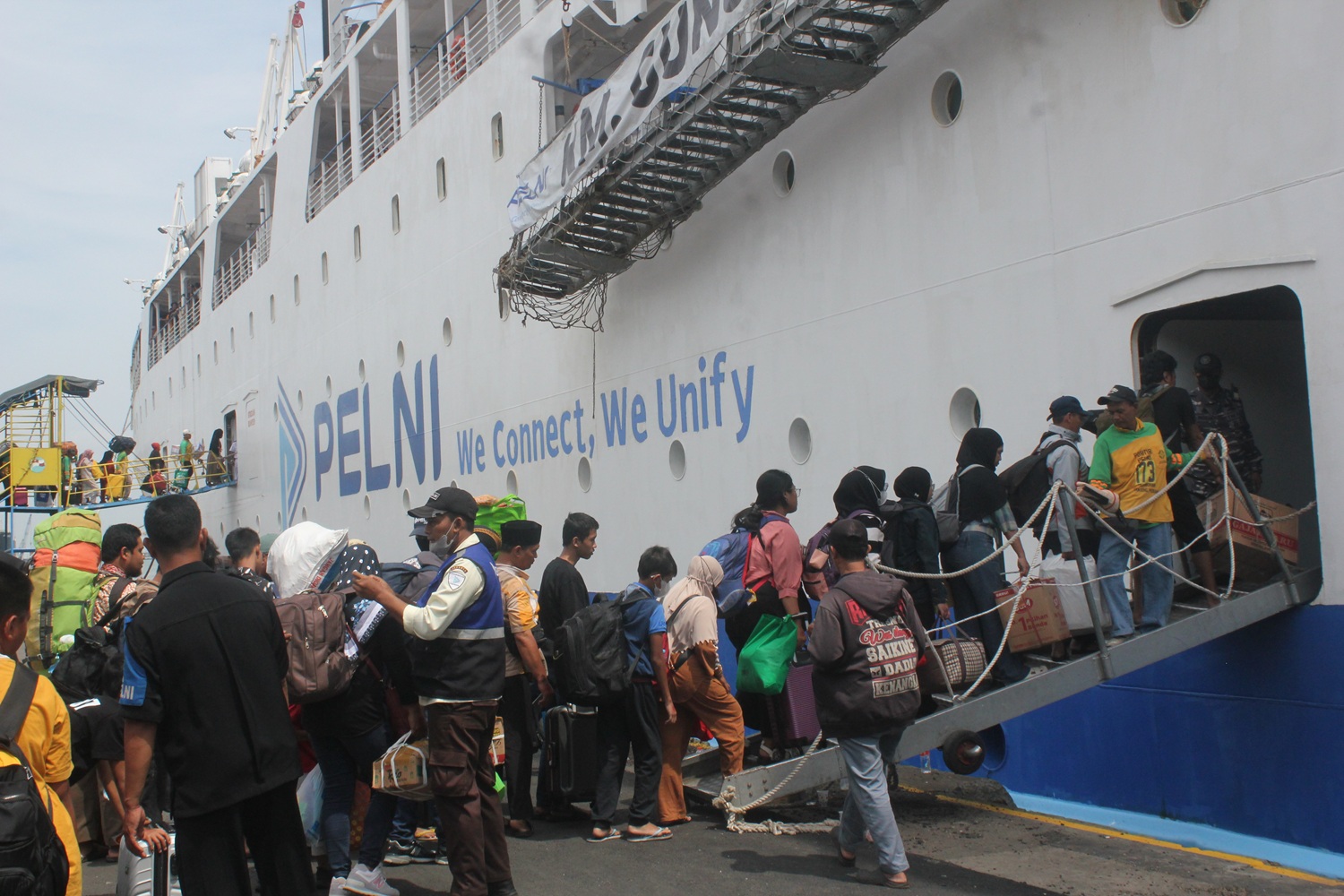 MENINGKAT: Para penumpang kapal laut pada arus mudik dan balik di Pelabuhan Tanjung Perak Surabaya mengalami peningkatan.