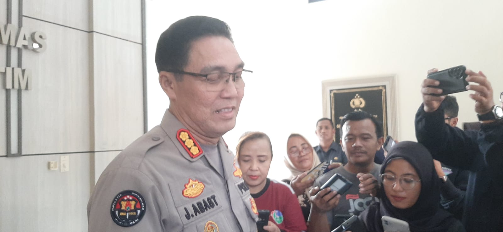 Kabid Humas Polda Jatim Kombes Pol Jules Abraham Abast memberi keterangan kepada pers. (MAHRUS/RADAR SURABAYA)