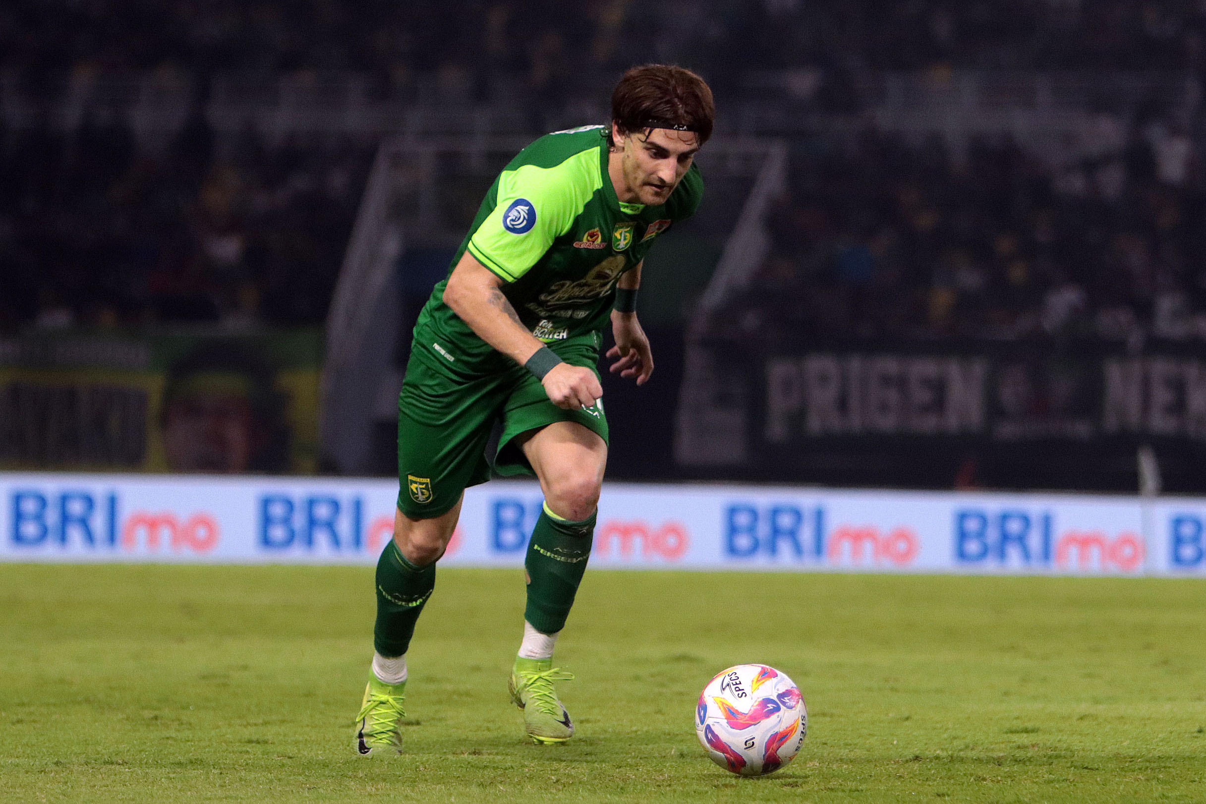 NGEYEL: Pemain Persebaya Surabaya, Dejan Tumbas jadi salah satu pilar permainan Green Force. (ANDY SATRIA/RADAR SURABAYA)