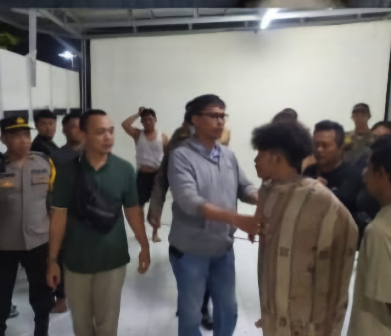 KETAHUAN : Pelaku pencurian uang AF, 17, (dibalut sarung kanan) saat diamankan polisi usai mencuri uang di musala Jalan Legundi, Surabaya Kamis (24/4). (IST/RADAR SURABAYA)