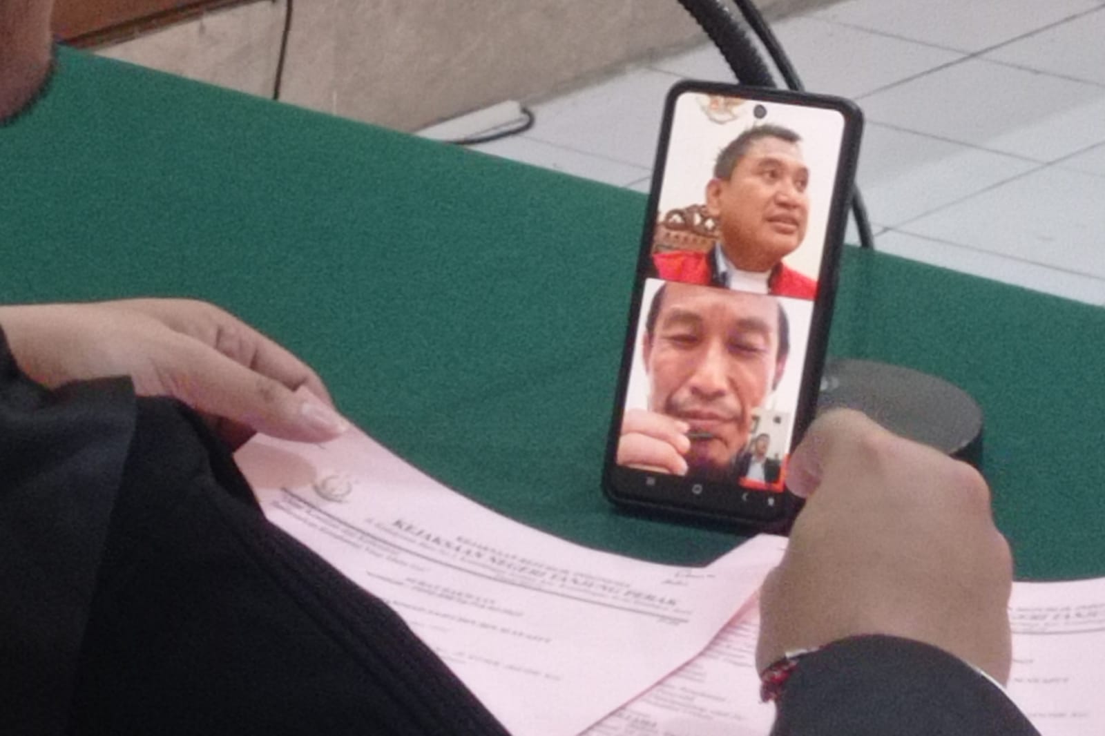 APES : Terdakwa Saifudin saat menjalani sidang secara daring di Pengadilan Negeri (PN) Surabaya terkait kepemilikan SS. (SURYANTO/RADAR SURABAYA)