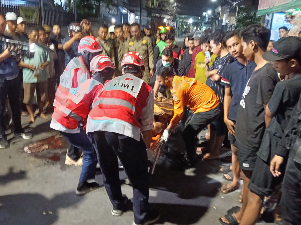 EVAKUASI : Terduga pencuri kotak amal babak belur dihajar massa di Jalan Petemon II, Surabaya. (IST/RADAR SURABAYA)