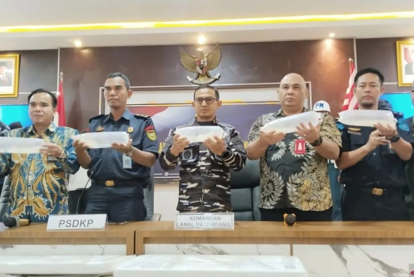 KERJA SAMA : Penyelundupan benih lobster yang berhasil digagalkan Lanal Palembang di perairan selatan utara Jambi. (ANTARA/RADAR SURABAYA)