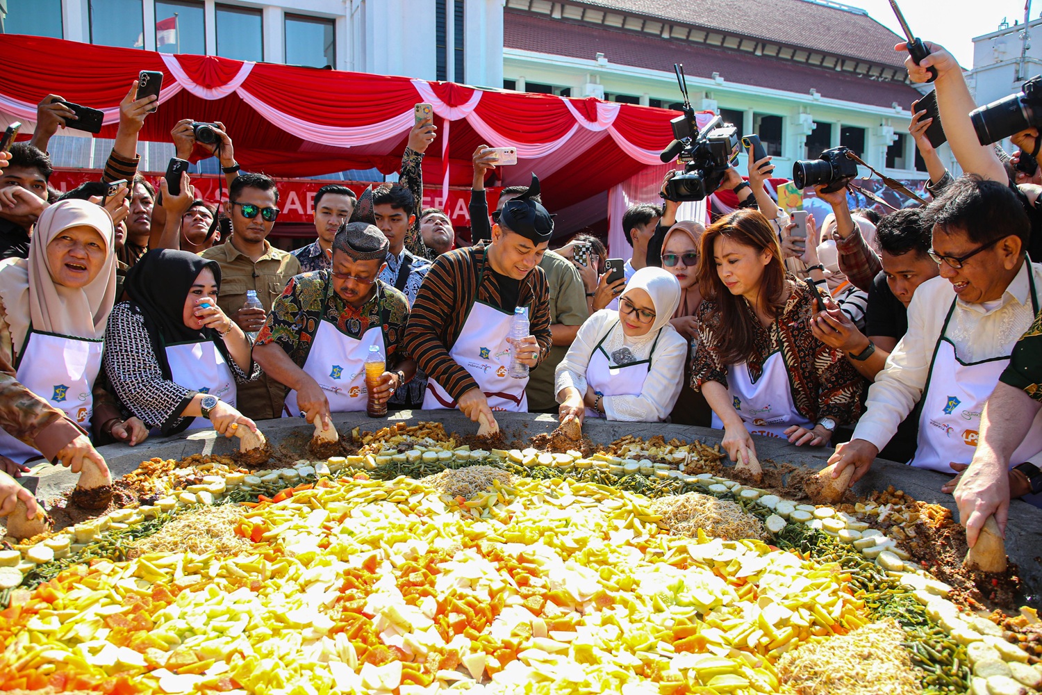 Pelaksanaan Festival Rujak Uleg 2024, tahun ini konsepnya dibuat berbeda dan melibatkan banyak masyarakat dan komunitas.