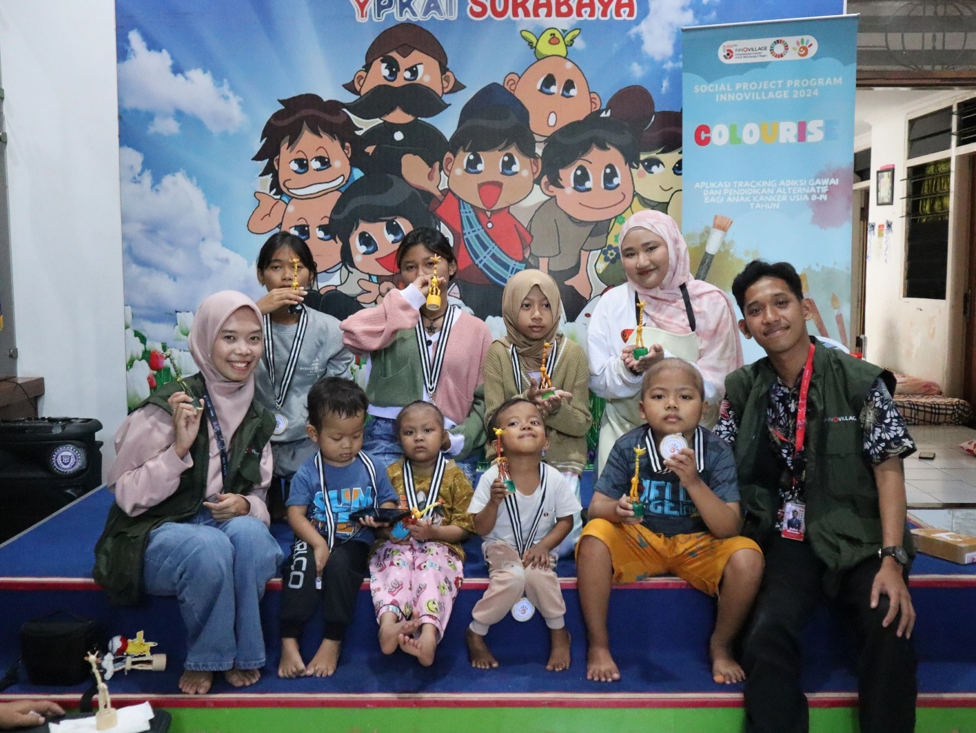 Anak-anak pengidap kanker mengikuti aktivitas kreatif untuk menjaga kondisi psikologis dan interaksi sosial.