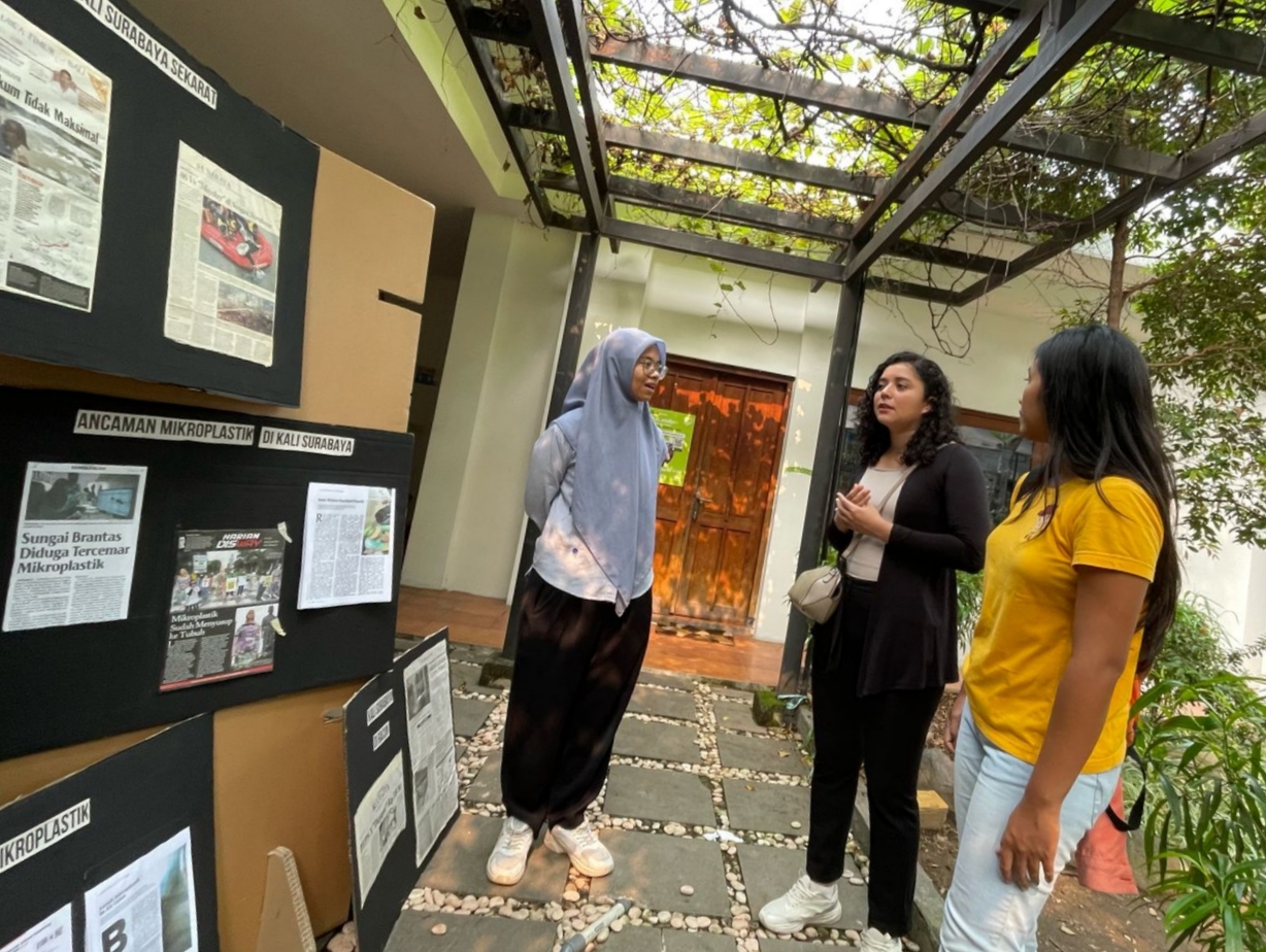 SELAMATKAN KEHIDUPAN: Aktivis lingkungan mengedukasi mengenai pencemaran sungai di sela-sela deklarasi Gerakan "Mati Oerip Ngramut Kali Surabaya" di Wisma Jerman, Surabaya, Jumat (25/4).
