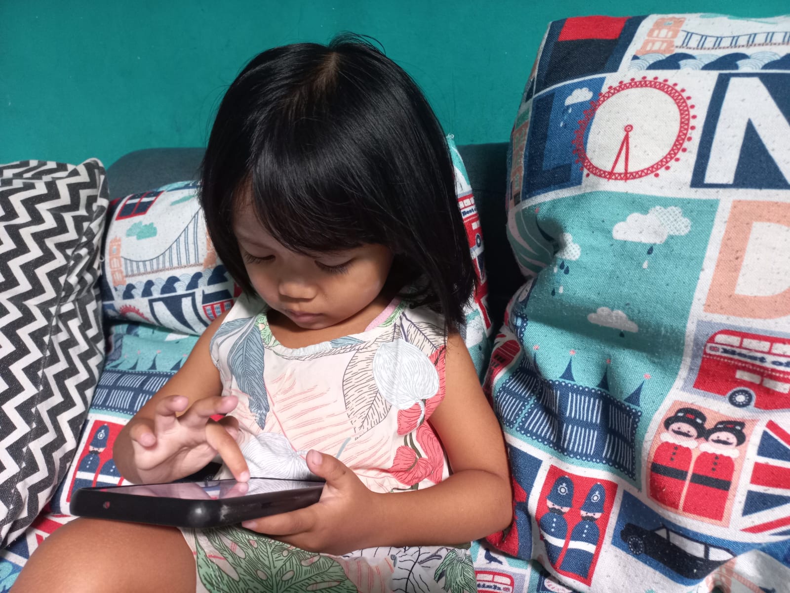 SCREEN TIME: Penggunaan gadget berlebihan dapat berdampak negatif pada perkembangan fisik, mental, dan sosial anak.