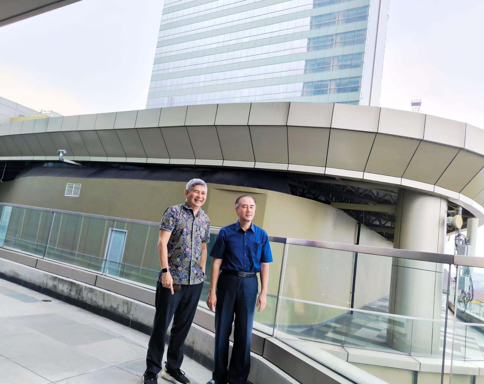 OPENING SOON: Harto Laksono bersama Amaynta Budhiadi saat meninjau lokasi Grand Whiz Hotel Praxis Surabaya yang akan segera beroperasi pada Juni 2025.