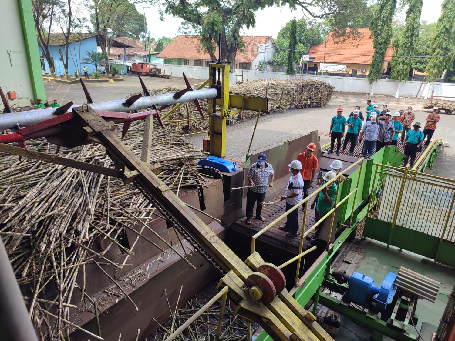ANTRE TEBU: Aktivitas di salah satu pabrik gula di Jatim menjelang masuknya musim giling.