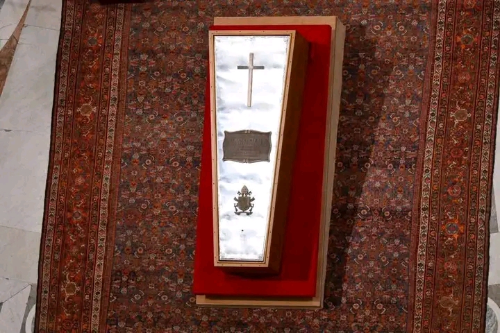 Peti jenazah Paus Fransiskus ditutup jelang seremoni pemakaman pada Sabtu 25 April 2025 pagi waktu Roma. (IST)