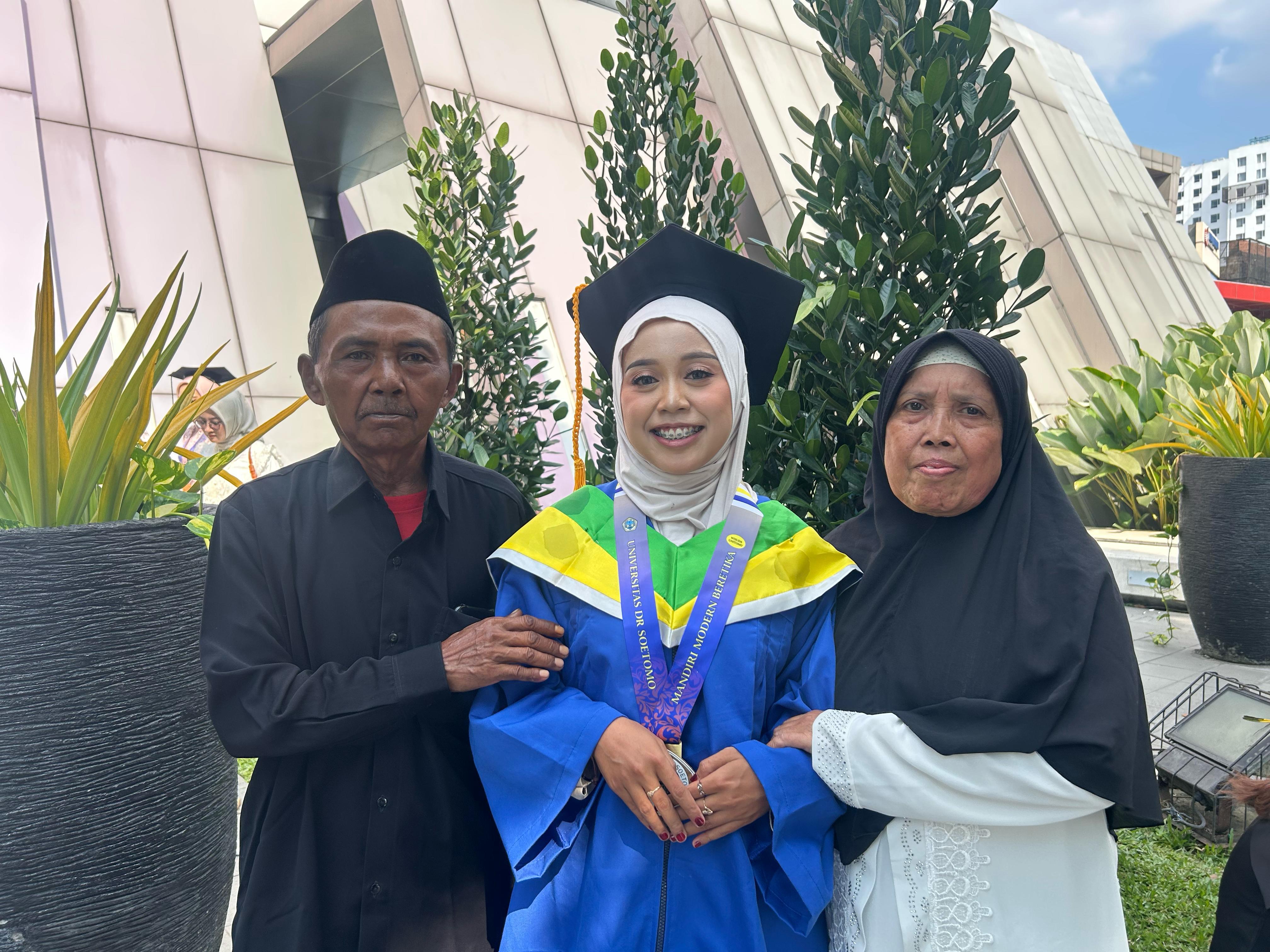Siti Nur Khotimah salah satu wisudawan terbaik Universitas Dr Soetomo bersama kedua orangtuanya usai prosesi wisuda.