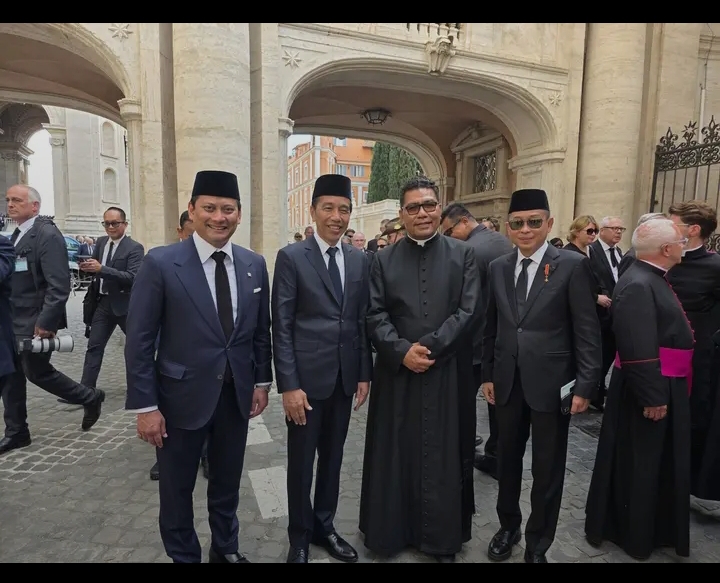 Pater Markus Solo Kewuta SVD bersama delegasi Indonesia pada upacara pemakaman Paus Fransiskus di Vatikan. (IST)