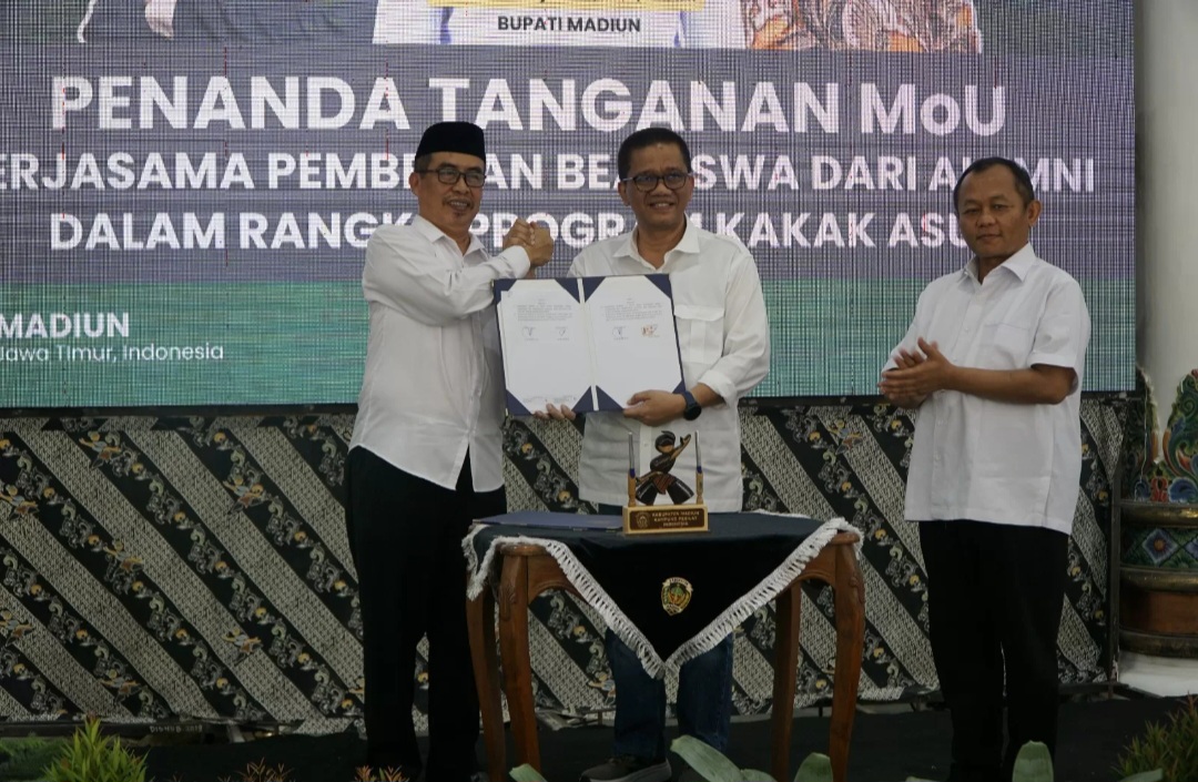 KOLABORASI: Bupati Madiun bersama Rektor Unej selepas penandatanganan MoU, sepakat kolaborasi dengan Pemkab Madiun.