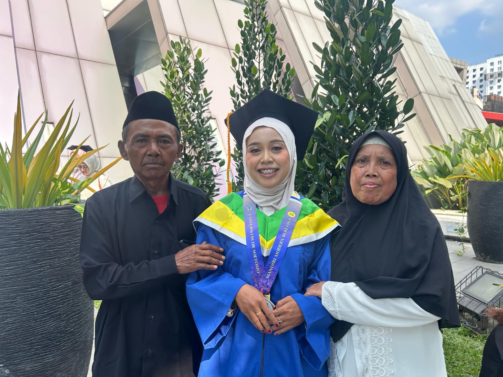 Siti Nur Khotijah bersama kedua orang tuanya. Bahagia. (IST)
