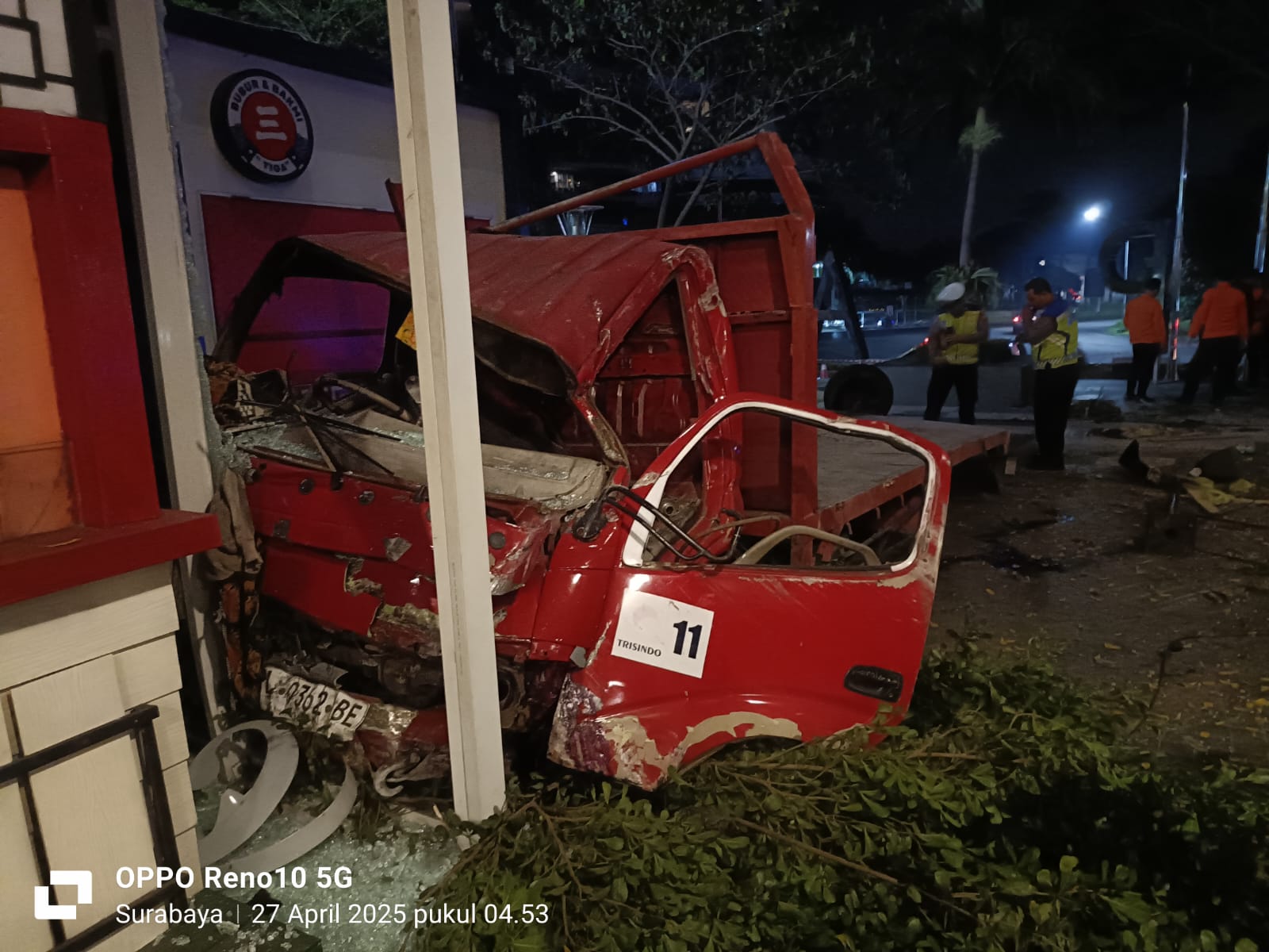 RINGSEK : Kondisi truk usai menabrak korban pengendara motor di Jalan Mayjen Yono Soewoyo, Surabaya, Minggu (27/4). (IST/RADAR SURABAYA)