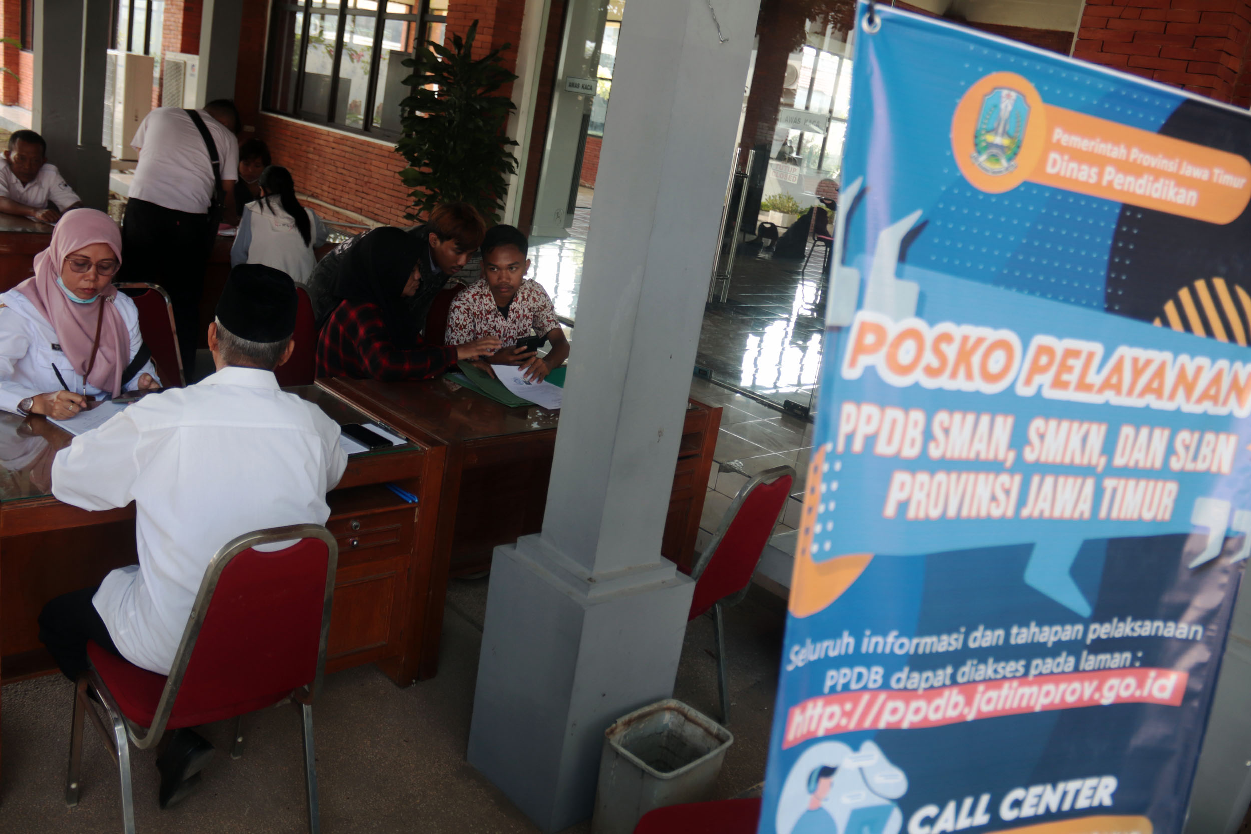 Posko PPDB SMA/SMK tahun 2024 lalu di kantor Dinas Pendidikan Jawa Timur, tahun ini SPMB untuk jalur domisili aturannya sedikit berbeda.
