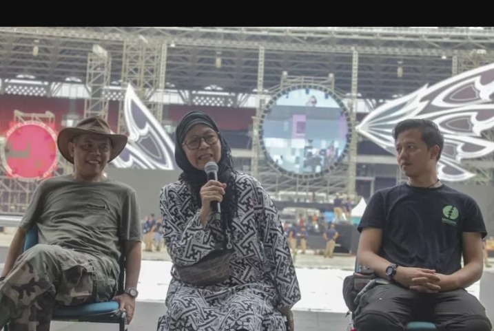 Bunda Iffet memberikan sambutan dalam sebuah diskusi tentang musik. (IST)