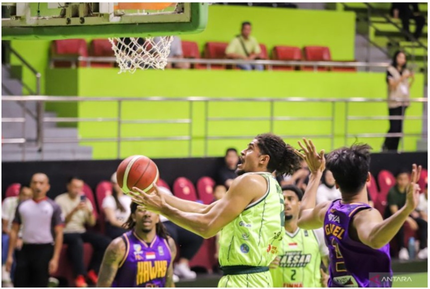 Pebasket Pacific Caesar Surabaya Miguel Angel Miranda (tengah) melakukan lay up ke basket Tangerang Hawks saat pertandingan lanjutan IBL Gopay 2025 di Gor Pacific Caesar Surabaya.